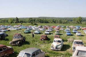 В тульской области есть т.н. коллекционер Красинец, с. Черноусово, там гниет под открытым небом не один десяток редчайших автомобилей. К нему приезжали не раз коллекционеры и реставраторы, продай мол то то или то то. Нет, машины гниют под открытым небом, и делать он ничего не собирается. Хотя за продажу пары тройки раритетов мог выручить денег и хотя бы сделать навесы, но нет, он врастают в землю, и поделать ничего нельзя. Хотя за такое надо руки отрывать, а закон на его стороне. ВСЁ!!! Есть машины, реально в ЕДИНСТВЕННОМ экземпляре на весь мир!!!
