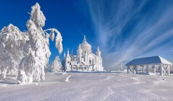 Две ошибки.
Самое крупное членистоногое в мире это японский краб-паук. Краба кокосовый вор (а это он на фото) можно назвать самым крупным только с поправкой - наземный.
На фото Белогорский монастырь, находится в Кунгурском районе Пермского края. Это Урал, а не Сибирь.