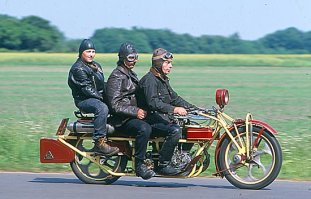 Вот еще прикольный мот, интересно в РФ есть у кого такой? мотоцикл, построенный в 1936 году чешской компанией Böhmerland. Байк очень редкий и в наши дни стоит около 70 000 евро. Мотоцикл оснащен 600-кубовым одноцилиндровым двигателем и имеет неповторимый дизайн.