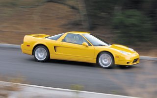 Айртон пару раз на NSX проехал, это было просто рекламой, в тестировании он почти не участвовал.
Но NSX все равно крутое авто, одно из самых красивых.
Ее называют японской феррари, но мне кажется это не нужно сравнение, она не то чтобы лучше или хуже феррари (которые то же очень красивые) она другая (и едет не плохо)

Сейчас марку NSX возродили, но старая версия все равно круче.