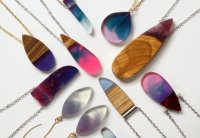 Поделки 90-х годов:
Ювелирная слола ?......эпоксидка и любой краситель...