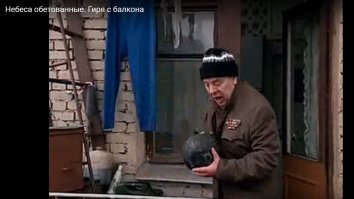 В припаркованное на тротуаре авто прилетел арбуз