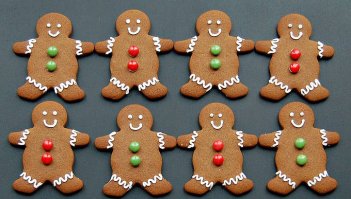 Пришел к своей бывшей расставить все точки над и.Пока она переодевалась,а я сидел на кухне меня заинтересовал странный запах из духовки.То что я там увидел заставило меня  призадуматься,а не сделать ли мне ноги по быстрому.Больше всего это на поминало пряничных человечков в каждого из которых была вставлена записка с моим именем некоторые истыканные иголками.Не которые нет,но обмазанные какой-то дрянью.В общем веселуха, первый раз такое видел.