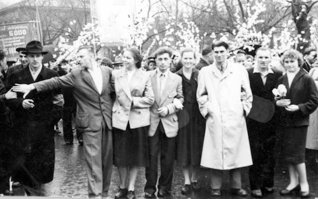 У человека в центре лицо знакомое. Где его я мог видеть?