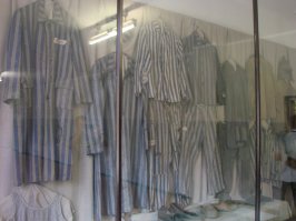 вот тут на фото - униформа заключенных. Желтых звезд тоже нет. Аушвиц.