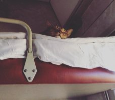 Тут военному и на верхней не поспать))