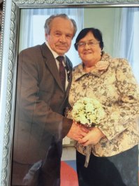 Мои бабушка и дедушка, на этих фото 60 летие совместной жизни, мы сделали для них обновление бракосочетания в ЗАГСе) сейчас уже вместе 62 года!