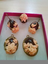 Вот мои поделки. Не так впечатляющи, но берут и я сама ношу (качество фото не ах, пардон)