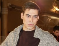 Вот кому действительно не позавидуешь.

Пережил сразу несколько трагедий. В 1998 году от Лейкемии умерла его 12-летняя сестра Настя, которую так и не смогли спасти. Отец не смог пережить потери дочери и весной 2002 года перерезал себе вены. Спустя год от сердечного приступа не стало мамы.