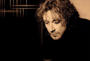 Владимир Кузьмин тоже отмечен роком

13 декабря 2002 года Елизавета Кузьмина была убита в собственной квартире в Москве.

18 октября 2009 года в Москве трагически погиб Степан Кузьмин, который во время пожара, вспыхнувшего в его квартире, расположенной на 18-м этаже, попытался спастись, переходя по карнизу к соседям, но не удержался и сорвался вниз

Приёмный сын певца Владимира Кузьмина — Никита Кузьмин стал фигурантом крупнейшей аферы, ущерб от которой составил не менее $50 млн. Прокуратура Южного округа Манхеттена предъявила Никите Кузьмину обвинения в компьютерном мошенничестве, незаконных финансовых операциях и отмывании денег. В пресс-релизе нью-йоркского офиса ФБР от 23 января 2013 года сообщалось, что максимальный срок по совершённой им совокупности преступлений составляет 95 лет тюрьмы. В итоге Никиту Кузьмина приговорили к трём годам тюрьмы и освободили в зале суда, так как он отбыл этот срок, пока шло следствие