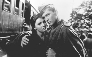 если четко следовать тематике и постить постановочные фото любви во время войны, то я бы предпочла бы эти кадры вместо пендостанских агиток