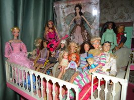 Я мечтала о Барби-гимнастке и домике Барби))) На 17 лет мне братик подарил Гимнастку, а на 25 лет домик))))) Теперь там столько жильцов))) Мечты должны сбываться! :)