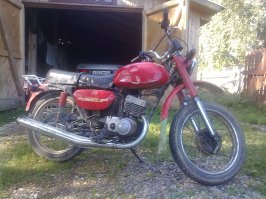 Не для всех моделей, для D4 125 движок местный, тот самый что разработали еще в СССР.
Вот вам новая четверка и старая, взгляните на движок и вам все станет ясно.