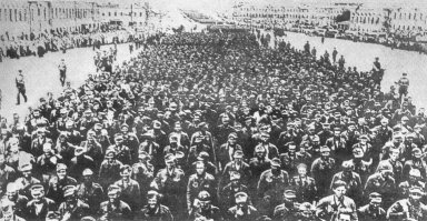 И вот не знаешь как к посту отнестись.Сотни тысяч наших солдат были убиты не без помощи этого военного гения.Хорошо что у нас нашлись лучше.
Это без славный конец его армии 1943 год.