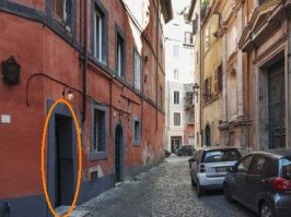 Не переживайте так, он застроил не весь переулок, а какой-то чёрный ход или что-то вроде этого.  В оригинале ( ) написано так: "этот миниатюрный дом в 7 кв.м., спроектированный Марко Пьераци, занимает крошечный пятачок в проулке" (occupies a tiny spot in an alley).  Не весь проулок...