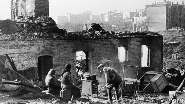 Самые кровопролитные сражения Великой Отечественной войны.

1. Битва за Москву.

Даты: 30 сентября 1941 года — 20 апреля 1942 года
Общая продолжительность: 202 дня
Потери советских войск: 1,8 млн человек
Потери немецких войск и союзников: 457,1 тыс. человек

2. Сталинградская битва.

Даты: 17 июля 1942 года — 2 февраля 1943 года
Общая продолжительность: 200 дней
Потери советских войск: 1,1 млн человек
Потери немецких войск и союзников: 850 тыс. человек

3. Битва за Днепр.

Даты: 26 августа — 23 декабря 1943 года
Общая продолжительность: 119 дней
Потери советских войск: 1,2 млн человек
Потери немецких войск и союзников: 400 тыс. человек

4. Курская битва.

Даты: 5 июля — 23 августа 1943 года
Общая продолжительность: 49 дней
Потери советских войск: 863,3 тыс. человек
Потери немецких войск и союзников: 500 тыс. человек

5. Наступление на Правобережной Украине.

Даты: 24 декабря 1943 года — 17 апреля 1944 года
Общая продолжительность: 115 дней
Потери советских войск: 1,1 млн человек
Потери немецких войск и союзников: 250 тыс. человек

6. Операция «Багратион».

Даты: 23 июня — 29 августа 1944 года
Общая продолжительность: 67 дней
Потери советских войск: 765,8 тыс. человек
Потери немецких войск и союзников: 409 тыс. человек

7. Восточно-Прусская операция.

Даты: 13 января — 25 апреля 1945 года
Общая продолжительность: 102 дня
Потери советских войск: 584,7 тыс. человек
Потери немецких войск и союзников: 487,3 тыс. человек

8. Смоленское сражение.

Даты: 10 июля — 10 сентября 1941 года
Общая продолжительность: 62 дня
Потери советских войск: 759,9 тыс. человек
Потери немецких войск и союзников: 250 тыс. человек

9. Битва за Кавказ.

Даты: 25 июля 1942 года — 9 октября 1943 года
Общая продолжительность: 441 день
Потери советских войск: 593,9 тыс. человек
Потери немецких войск и союзников: 281 тыс. человек

10. Битва под Киевом.

Даты: 7 июля — 26 сентября 1941 года
Общая продолжительность: 81 день
Потери советских войск: 700,5 тыс. человек
Потери немецких войск и союзников: 128,6 тыс. человек
