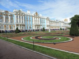 В  этом году в Питере просто бум туристический, музеи справляются с огромным трудом. За город я рад безмерно, но качество экскурсий  в Екатерининском упало сильно... гиды просто не успевают. Фото очереди на вход в сам дворец. На моей памяти такого небыло. В туалетах немногим народу меньше))