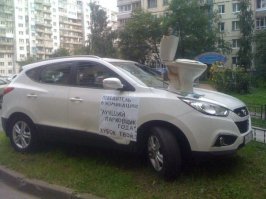 В припаркованное на тротуаре авто прилетел арбуз