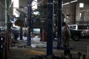 Автор следующей машиной - бери Range Rover.
Будет как у Лебедева: очень интересные поездки по России(про Памир не гарантирую) и достаточное число желающих выдать бумаги. Смотрите на картинке: и Яндекс, и Коммерсант. И запаски дополнительные (вон на крыше). Жаль до до бездорожья не доехали. И отзывчивые дилеры.