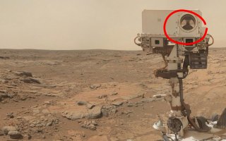 Как там, в анекдоте про Щирлица? Что  то выдавало в нем советского разведчика, то ли буденовка, то ли волочившийся за ним парашют..