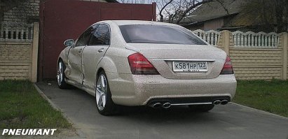 Мерс со стразами - это чурбана из России, год назад его в Минске накрыли