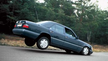 Всё гораздо проще!
Фиат сильно тормозил.Авто это переднеприводное,вследствие чего передний контур тормозов дисковый(задний - барабаны) и тормозит сильнее.От этого при сильном торможении авто "ныряет" носом.Вот как раз в момент торможения и был удар.Отсюда же и такие "страшные" повреждения Фиата.