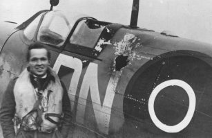 1) Хм, МДЗ и есть пуля, набитая взрывчаткой. Такой пули на 12,7мм браунинге не было. Тк что именно дырочки, вот такие. 
2) На 12,7мм патроне такая пуля оказалась намного менее эффективной  вес взрывчатки всего 2 грамма не давал эффекта. А вот в 14,5 мм пуле 4,2 грамма взрывчатки, это близко к 20-мм снаряду ШВАК.  
Собственно, именно по этой причине в СССР 12,7мм пули хоть и существовали, но получили распространения. Так же как в США.
3) Результат указан. МиГи спокойно садились с десятками 12,7мм попаданий. Тогда как Сейбр получив 4-5 попадания 23-м пушки, практически гарантированнно уничтожался. 
4) По стрельбе - скорость сближения самолета с целью несколько сотен километров в час, расстояние с которого открывается огонь - порядка 500-600 метров, а на дистанции в 200 метров максимум уже надо отворачивать чтобы не врезаться. В идеальном случае 400 метров, это расстояние при скорости сближения хотя бы 360 км в час (а реально часто гораздо больше для реактивных истребителей) истребитель пролетает за 4 секунды. О каком еще "корректировании прицела" тут еще можно рассуждать? Попадать в цель надо первым выстрелом, ни о какой коррекции стрельбы и речь быть не может.   Не попал сразу - промазал и второго шанса может не быть. Огонь ведется секунду, доли секунды.  Если говорить о стрельбе на проходах, пересекающихся курсах - еще хуже, времени очень мало, цель проскакивает перед прицелом - тут 12,7 мм пулеметы вообще обычно не в состоянии нанести серьезный ущерб, несколько попаданий 23-мм снарядов в разы опаснее. Уж не вспоминаю, опять же, про 37-мм кувалду, если это прилетело - аминь, вечная память. 
Собственно, именно поэтому уже в конце второй мировой советские пилоты, бывало, не грузили полный боекомплект к пушкам еще на поршневых Ла-7, объясняя это тем что лишний груз возить смысла нет, и если ты попадешь - тебе и 80 патронов хватит, а если мажешь - и 200 мало. 

Да, кстати. Картинку вашу сравните с РЕАЛЬНЫМИ попаданиями 20-мм снаряда. Я тут прикрепляю, чтобы вы их посмотрели, как это на самом деле выглядит. Повторяю - это НАСТОЯЩИЕ попадания 20-мм ОФ снарядов, а не 14 мм, по РЕАЛЬНЫМ целям. Сравните с вашей рекламной картинкой.