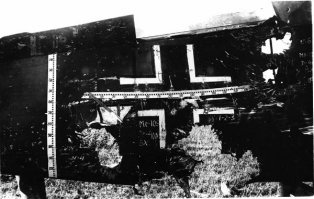 1) Хм, МДЗ и есть пуля, набитая взрывчаткой. Такой пули на 12,7мм браунинге не было. Тк что именно дырочки, вот такие. 
2) На 12,7мм патроне такая пуля оказалась намного менее эффективной  вес взрывчатки всего 2 грамма не давал эффекта. А вот в 14,5 мм пуле 4,2 грамма взрывчатки, это близко к 20-мм снаряду ШВАК.  
Собственно, именно по этой причине в СССР 12,7мм пули хоть и существовали, но получили распространения. Так же как в США.
3) Результат указан. МиГи спокойно садились с десятками 12,7мм попаданий. Тогда как Сейбр получив 4-5 попадания 23-м пушки, практически гарантированнно уничтожался. 
4) По стрельбе - скорость сближения самолета с целью несколько сотен километров в час, расстояние с которого открывается огонь - порядка 500-600 метров, а на дистанции в 200 метров максимум уже надо отворачивать чтобы не врезаться. В идеальном случае 400 метров, это расстояние при скорости сближения хотя бы 360 км в час (а реально часто гораздо больше для реактивных истребителей) истребитель пролетает за 4 секунды. О каком еще "корректировании прицела" тут еще можно рассуждать? Попадать в цель надо первым выстрелом, ни о какой коррекции стрельбы и речь быть не может.   Не попал сразу - промазал и второго шанса может не быть. Огонь ведется секунду, доли секунды.  Если говорить о стрельбе на проходах, пересекающихся курсах - еще хуже, времени очень мало, цель проскакивает перед прицелом - тут 12,7 мм пулеметы вообще обычно не в состоянии нанести серьезный ущерб, несколько попаданий 23-мм снарядов в разы опаснее. Уж не вспоминаю, опять же, про 37-мм кувалду, если это прилетело - аминь, вечная память. 
Собственно, именно поэтому уже в конце второй мировой советские пилоты, бывало, не грузили полный боекомплект к пушкам еще на поршневых Ла-7, объясняя это тем что лишний груз возить смысла нет, и если ты попадешь - тебе и 80 патронов хватит, а если мажешь - и 200 мало. 

Да, кстати. Картинку вашу сравните с РЕАЛЬНЫМИ попаданиями 20-мм снаряда. Я тут прикрепляю, чтобы вы их посмотрели, как это на самом деле выглядит. Повторяю - это НАСТОЯЩИЕ попадания 20-мм ОФ снарядов, а не 14 мм, по РЕАЛЬНЫМ целям. Сравните с вашей рекламной картинкой.