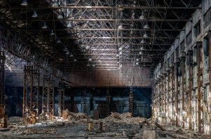 Ещё хочу добавить
Вот заброшенный завод (один из)
В каждом городе таких "мертвецов" по 5-10 штук
Самое лучшее что смогли из них сделать это открыть в них гипермаркеты, а худшее развалить до основания и построить на их месте жильё.
Цена жилья заоблачная 
Ни дать ни взять