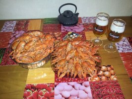 Кроме соли и семени укропа ничего не надо, а с кг раков я бы и морочится не стал бы, там есть нечего.Пока вода закипает всегда над котом угораю.