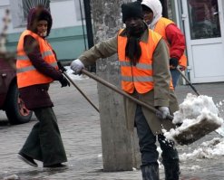 "...и отправят в Сибирь убирать снег… — Весь? — Да. Снега там много.":)