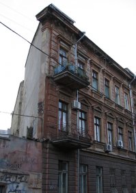 Дом с одной стеной можно сфотографировать и так.