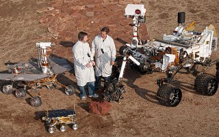 Роботы, действующие на станции Фукусима, продолжают "гибнуть" от радиации

Усилия по ликвидации последствий этой катастрофы двигаются очень медленными темпами, ведь в этих работах используются роботы с дистанционным управлением. Некоторые из этих роботов были посланы в район активных зон аварийных реакторов для поисков и сбора в специальные контейнеры остатков расплавленных топливных элементов. Однако, несмотря на все предпринимаемые меры защиты, ни один из этих роботов не справился со своей задачей до конца. Их проводка, датчики и другие электронные компоненты были буквально "поджарены" радиацией, уровень которой в зоне реакторов крайне и крайне высок.


Выше 24 000 км над Землей радиация убивает все живое, в т.ч. и аппаратуру.


Один из авторитетных сотрудников НАСА (заслуженный физик, кстати) Билл Модлин в своей работе «Перспективы межзвездных путешествий» откровенно сообщал: «Солнечные вспышки могут выбрасывать ГэВ протоны в том же энергетическом диапазоне, что и большинство космических частиц, но гораздо более интенсивные. Увеличение их энергии при усиленной радиации представляет особую опасность, поскольку ГэВ протоны проникают сквозь несколько метров материала… Солнечные (или звездные) вспышки с выбросом протонов – это периодически возникающая очень серьезная опасность в межпланетном пространстве, которая обеспечивает дозу радиации в сотни тысяч рентген за несколько часов на расстоянии от Солнца до Земли. Такая доза является смертельной и в миллионы раз превышает допустимую. Смерть может наступить уже после 500 рентген за короткий промежуток времени».

Читать полностью: