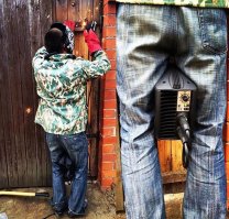 Ну а тут ерунда полная, у такой сварки есть еще ремень через плечо, на плече таскать можно а между ног зажать нельзя ) хотя если думать о последствиях то коки дороже обоженного бока если сварка каротнет внутри )