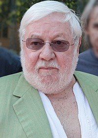 Италия 1976 года.

Актеры: Паоло Вилладжо: итальянский актёр, комик, режиссёр и писатель. Он стал одним из первых блистательных итальянских актёров, кто через сатиру, с помощью своей обличающей и гротескной иронии, заставил наше общество задуматься о своих проблемах. Его имя неразрывно связано с образом бухгалтера Уго Фантоцци (его наиболее успешным кинематографическим созданием).Родился в Генуе 30 декабря 1932 года (большая часть биографий указывает дату 31 декабря, а некоторые просто — 1932 год). Детство, омрачённое Второй мировой войной, проводит в бедности. Позже он скажет:

«	В тот период я сидел на диете, вызванной, однако, не желанием лучше выглядеть, а бедностью	»
Затем он учится в лицее «Андреа Дория» (для болельщика это знак судьбы, поскольку Паоло Вилладжо всегда болел за футбольный клуб «Сампдория»). В этом же лицее учились такие знаменитые люди как политик Массимо д’Алема, комик из «Никогда не говори Гол» Марчелло Чезена, дуэт из телепрограммы «Гиены» Лука и Паоло и бывший президент ФИАТ Паоло Фреско.

После учёбы он будет занимать различные должности от официанта до диктора на Би-би-си, от актёра кабаре до конферансье на круизных лайнерах (вместе со своим другом Фабрицио Де Андре), от актёра в театре до клерка в фирме Cosider (именно этот опыт вдохновил Паоло Вилладжо на создание очевидно автобиографического персонажа бухгалтера Уго Фантоцци, который впоследствии принёс ему огромную популярность).

Артистический талант Вилладжо открыл Маурицио Костанцо, который в 1967 году посоветовал ему выступить в одном из римских кабаре. Оттуда Паоло уходит на телевидение, в программу «Воскресные люди», в которой его «боевые кони», агрессивные, подлые и трусливые персонажи (профессор Кранц, Жандоменико Фраккья и Фанточчи, ставший позже Фантоцци), им же и исполненные, получают свою путёвку в жизнь.

Зеуди Арая: Итальянская актриса, кинопродюсер.

Родилась 10 февраля 1951 года в Асмара, Эритрея, Эфиопия в семье известного эфиопского политика. 
Зеуди Арайа - племянница эфиопского дипломата, в 60-е - 70-е годы посла Эфиопии в Италии. 

Имя актрисы на амхарском языке означает "Царская корона".

Окончила школу в Адис-Абебе в 1969 году. В этом же году Зеуди Арайа стала победительницей конкурса красоты "Мисс Эфиопия". В начале 70-х годов приехала в Рим. Рекламировала кофе на итальянском ТВ.
С 1971 года на киностудии "Чинечита". В 1971-1974 годы снималась в эротических кинокомедиях режиссера Луиджи Скаттини. В 1976 году Зеуди Арайа сыграла наиболее известную роль - Пятницу в комедии Серджо Корбуччи "Синьор Робинзон" в дуэте с итальянским комиком Паоло Виладжо. 
Исполнила роль Элизабет в остросюжетном фильме "Неаполитанский детектив" (1978, реж. С.Корбуччи). Одна из лучших ролей актрисы Шеба в триллере Джулиано Монтальдо "День сначала" (1987).

Снималась в ряде фильмов продюсера Франко Кристальди, который был ее мужем в 1992-1994 годы. С начала 90-х годов в кино не снималась. После смерти Кристальди вышла замуж за кинорежиссера Массимо Спано. 

В 1995 году Зеуди Арайа выступила продюсером фильма своего мужа Массимо Спано, продолжала заниматься кино и телепродюсированием.