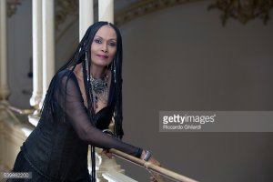 Италия 1976 года.

Актеры: Паоло Вилладжо: итальянский актёр, комик, режиссёр и писатель. Он стал одним из первых блистательных итальянских актёров, кто через сатиру, с помощью своей обличающей и гротескной иронии, заставил наше общество задуматься о своих проблемах. Его имя неразрывно связано с образом бухгалтера Уго Фантоцци (его наиболее успешным кинематографическим созданием).Родился в Генуе 30 декабря 1932 года (большая часть биографий указывает дату 31 декабря, а некоторые просто — 1932 год). Детство, омрачённое Второй мировой войной, проводит в бедности. Позже он скажет:

«	В тот период я сидел на диете, вызванной, однако, не желанием лучше выглядеть, а бедностью	»
Затем он учится в лицее «Андреа Дория» (для болельщика это знак судьбы, поскольку Паоло Вилладжо всегда болел за футбольный клуб «Сампдория»). В этом же лицее учились такие знаменитые люди как политик Массимо д’Алема, комик из «Никогда не говори Гол» Марчелло Чезена, дуэт из телепрограммы «Гиены» Лука и Паоло и бывший президент ФИАТ Паоло Фреско.

После учёбы он будет занимать различные должности от официанта до диктора на Би-би-си, от актёра кабаре до конферансье на круизных лайнерах (вместе со своим другом Фабрицио Де Андре), от актёра в театре до клерка в фирме Cosider (именно этот опыт вдохновил Паоло Вилладжо на создание очевидно автобиографического персонажа бухгалтера Уго Фантоцци, который впоследствии принёс ему огромную популярность).

Артистический талант Вилладжо открыл Маурицио Костанцо, который в 1967 году посоветовал ему выступить в одном из римских кабаре. Оттуда Паоло уходит на телевидение, в программу «Воскресные люди», в которой его «боевые кони», агрессивные, подлые и трусливые персонажи (профессор Кранц, Жандоменико Фраккья и Фанточчи, ставший позже Фантоцци), им же и исполненные, получают свою путёвку в жизнь.

Зеуди Арая: Итальянская актриса, кинопродюсер.

Родилась 10 февраля 1951 года в Асмара, Эритрея, Эфиопия в семье известного эфиопского политика. 
Зеуди Арайа - племянница эфиопского дипломата, в 60-е - 70-е годы посла Эфиопии в Италии. 

Имя актрисы на амхарском языке означает "Царская корона".

Окончила школу в Адис-Абебе в 1969 году. В этом же году Зеуди Арайа стала победительницей конкурса красоты "Мисс Эфиопия". В начале 70-х годов приехала в Рим. Рекламировала кофе на итальянском ТВ.
С 1971 года на киностудии "Чинечита". В 1971-1974 годы снималась в эротических кинокомедиях режиссера Луиджи Скаттини. В 1976 году Зеуди Арайа сыграла наиболее известную роль - Пятницу в комедии Серджо Корбуччи "Синьор Робинзон" в дуэте с итальянским комиком Паоло Виладжо. 
Исполнила роль Элизабет в остросюжетном фильме "Неаполитанский детектив" (1978, реж. С.Корбуччи). Одна из лучших ролей актрисы Шеба в триллере Джулиано Монтальдо "День сначала" (1987).

Снималась в ряде фильмов продюсера Франко Кристальди, который был ее мужем в 1992-1994 годы. С начала 90-х годов в кино не снималась. После смерти Кристальди вышла замуж за кинорежиссера Массимо Спано. 

В 1995 году Зеуди Арайа выступила продюсером фильма своего мужа Массимо Спано, продолжала заниматься кино и телепродюсированием.