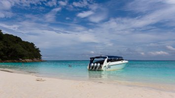 На Симиланы прокатись, если будешь в Пхукете. Пляжи суперские. Вот сделал фото нашего катера, на котором привезли на острова, песочек мелкий как пудра, вода 28 градусов тепла, но если поглубже забрести там прохладнее. Рыбы красивые видно в маске.