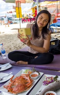 Отлично отдыхается, один ты там будешь не долго, с тобой будут девушки сами знакомится и даже если захочешь будет с тобой на пляж ходить и показывать где цены ниже и где пляжи получше, будет типа гидом местным, и ночевать к тебе в номер будет приходить когда захочешь, если не захочешь не обидится, там выбор большой, новая вдруг больше понравится.
Я вот с этой девочкой несколько дней зависал. Очень умная и приятная девочка, хотя моя ровесница ей почти 43 года, но с виду девчонка совсем, мне нравятся молоденькие, буддистка. Религиозная девушка. В храм меня водила буддисткий, очень запомнилось всё.