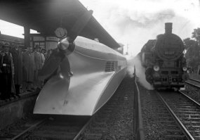 В Германии в 1930 году построили такую штуку, с пропеллером. Назывался дирижабль на рельсах.