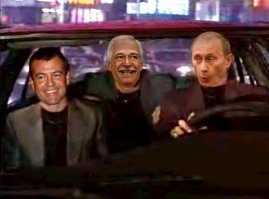 Символ США застрял в решетке автомобиля 