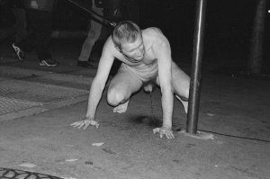 23 ноября 1994 года, Олег Кулик впервые предстал перед изумленной публикой в образе бешеного пса.