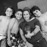 Робот Варвара Лютова aka Форрест Гамп даже не читает, что постит. 

Лайки, лайки, лайки!!!
Носок в ключе - это норма!

В первоисточнике ПОЗАПРОШЛОГО года нет ни слова о параличе Сэм. 
Ной, которому сейчас 11, нашел Пингвина в 2013 году, лежащим на земле около библиотеки. После того, как жена, муж (Кэмерон и Сэм) и их дети (Рубен, Ной, и Оли) выходили птицу, ее отпустили на волю, но она до сих пор часто возвращается, чтобы провести время с семьей.
Тут он семью уже ищет, а было таки иначе. 
"...Если вокруг появляются другие сороки, Пингвин как можно быстрее направляется к дому, чтобы не быть заклеванным – они действительно нападают на него...".

Варвара такая Форест...