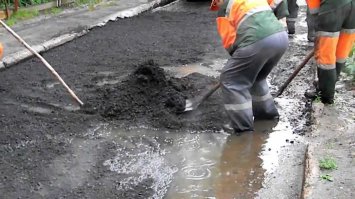 Наверное под климатом имеют ввиду бедных дорожников, которые в дождь и снег вынуждены класть дорогу, чтобы потом через несколько дней заново осваив.., простите ремонтировать дороги