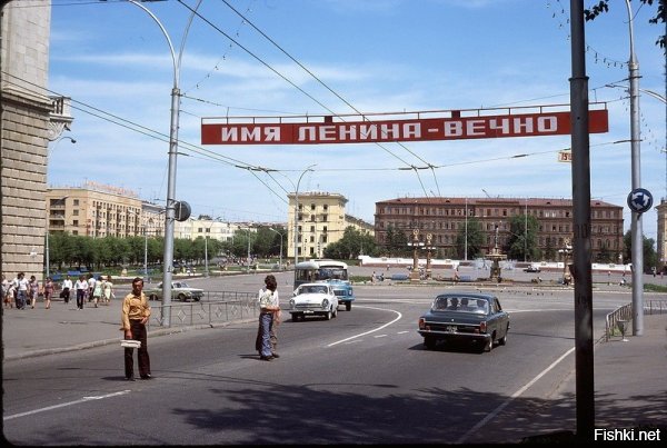 О, Хабаровск. Сорок лет прошло, а в этом месте дЭбилы до сих пор улицу перебегают, хотя до светофора метров 50 :)