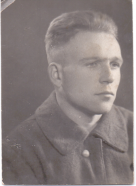 А это мой дед - с первых дней на войне - попал в плен , был капитаном Владимир-Волынского "Динамо", играл когда-то против того самого киевского "Динамо". Не видел его никогда , уехал в Крым и пропал навсегда ....