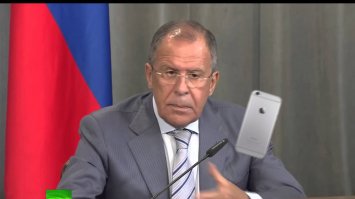 Очередной тренд среди любителей селфи: подкинь смартфон и дай себе пять