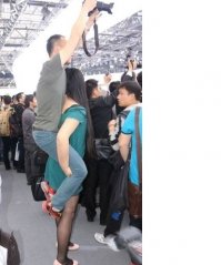 Этот мудак своими кроссовками девке стрелу пустил на колготках