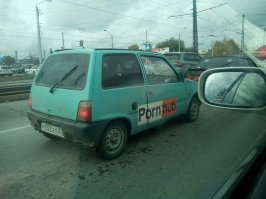 На другой стороне этой машинки наклейка Brazzers.com