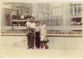 Дедовских фоток нет, вот мой отец... И веселились... А это моя семья, я у папы на ручках..., только сейчас я один остался... Спасибо РОДИТЕЛЯМ за всё.