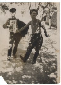 Дедовских фоток нет, вот мой отец... И веселились... А это моя семья, я у папы на ручках..., только сейчас я один остался... Спасибо РОДИТЕЛЯМ за всё.